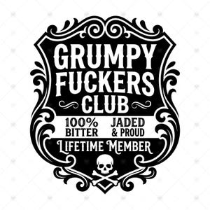 Może przedstawiać: Czarno-biały projekt graficzny z ozdobną obwódką w kształcie tarczy. Tekst głosi GRUMPY FUCKERS CLUB, 100% BITTER, JADED & PROUD oraz LIFETIME MEMBER. Ikona czaszki z piszczelami znajduje się u dołu projektu tarczy.
