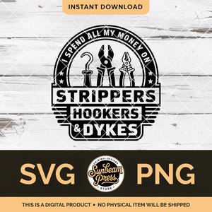 Peut inclure: Conception numérique en noir et blanc avec le texte "I SPEND ALL MY MONEY ON STRIPPERS HOOKERS & DYKES". La conception comprend des illustrations d'outils et est étiquetée "SVG" et "PNG". Les mots "INSTANT DOWNLOAD" sont en haut.