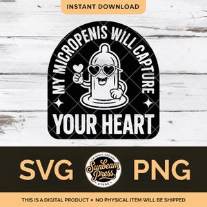 Könnte beinhalten: Schwarz-weiße Grafik mit einem Cartoon-Kondom, das eine Herzbrille trägt und ein Herz hält. Der Text lautet: „MY MICROPENIS WILL CAPTURE YOUR HEART.“ Darunter stehen die Buchstaben „SVG“ und „PNG“.