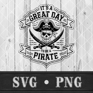 Puede incluir: Gráfico en blanco y negro con temática pirata con el texto "It's a great day to be a pirate." El diseño presenta una calavera con sombrero de pirata, espadas cruzadas y pancartas decorativas. La parte inferior de la imagen muestra "SVG • PNG."