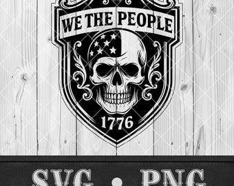 Puede incluir: Diseño gráfico en blanco y negro que presenta una calavera con el diseño de la bandera estadounidense en un lado, dentro de un escudo. El texto "WE THE PEOPLE" está en la parte superior, con "1776" en la parte inferior. La imagen también incluye "SVG • PNG".