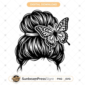 Puede incluir: Una ilustración gráfica digital en blanco y negro que presenta un peinado de moño desordenado adornado con una mariposa detallada. El diseño incluye el texto DIGITAL DOWNLOAD en la parte superior y SunbeamPressStore PNG SVG en la parte inferior.