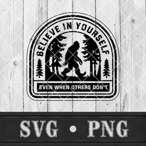 Op de afbeelding: Zwart-wit grafische afbeelding met een Bigfoot-silhouet dat door een bos loopt, met de tekst "BELIEVE IN YOURSELF" erboven en "EVEN WHEN OTHERS DON'T" eronder. Het ontwerp is geplaatst in een afgeronde rechthoek, met de woorden "SVG • PNG" onderaan.