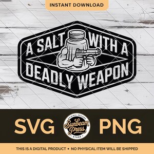 Puede incluir: Diseño gráfico en blanco y negro que presenta un salero sosteniendo una pistola, con el texto "A Salt With A Deadly Weapon". El diseño está dentro de un hexágono negro. Debajo están las letras "SVG" y "PNG".