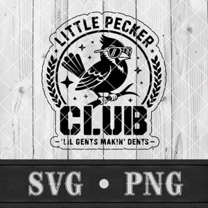 Può includere: Design grafico in bianco e nero con un uccello con occhiali da sole, appollaiato su un ramo, con il testo "LITTLE PECKER CLUB" e "- LIL GENTS MAKIN' DENTS -" in un design circolare. Sotto, il testo "SVG • PNG".