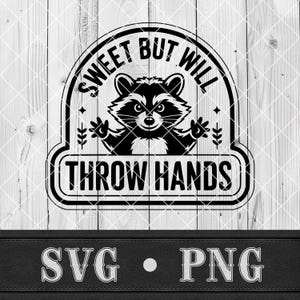 Puede incluir: Gráfico en blanco y negro con un mapache y el texto "SWEET BUT WILL THROW HANDS". El mapache está centrado, con los brazos levantados. El diseño incluye el texto "SVG • PNG" en la parte inferior, adecuado para arte digital o impresión.