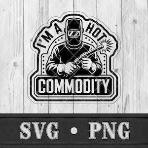 Può includere: Grafica in bianco e nero di un saldatore con una maschera di saldatura che tiene una torcia per saldatura, con la scritta "I'M A HOT COMMODITY". L'immagine ha la forma di uno scudo, con le parole "SVG • PNG" sottostanti.