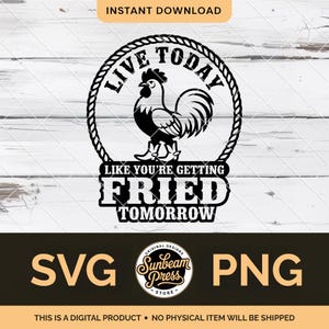 Könnte beinhalten: Schwarz-weißes digitales Design mit einem Hahn in Stiefeln, umgeben von einem seilartigen Rahmen. Der Text lautet "LIVE TODAY LIKE YOU'RE GETTING FRIED TOMORROW." Enthält SVG- und PNG-Dateiformate. "Sofort-Download" oben.