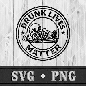 Puede incluir: Gráfico en blanco y negro de un esqueleto con una jarra, dentro de un diseño circular. El texto "DRUNK LIVES MATTER" rodea el esqueleto. Debajo, las letras "SVG" y "PNG".