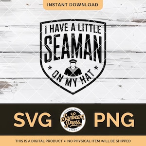 Può includere: Design digitale in bianco e nero con la scritta "I HAVE A LITTLE SEAMAN ON MY HAT" all'interno di uno scudo. Il design include un'illustrazione di un marinaio e le parole "SVG" e "PNG". Le parole "Instant Download" sono in alto.