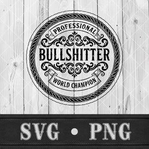 Puede incluir: Diseño gráfico en blanco y negro con el texto "PROFESSIONAL BULLSHITTER WORLD CHAMPION" en un emblema circular con un borde en forma de cuerda. El diseño está sobre un fondo de madera clara con el texto "SVG • PNG" en la parte inferior.