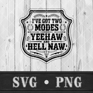 以下が含まれることがあります： 「I'VE GOT TWO MODES YEEHAW AND HELL NAW」のテキストが入った、シールド型の白黒グラフィックデザイン。デザインには、蹄鉄、星、雄牛の頭蓋骨が含まれています。「SVG • PNG」の文字がデザインの下にあります。