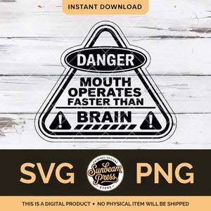Puede incluir: Un diseño digital en blanco y negro con el texto "DANGER MOUTH OPERATES FASTER THAN BRAIN" dentro de una señal de advertencia. El diseño también incluye los textos "SVG" y "PNG", y las palabras "DESCARGA INSTANTÁNEA".