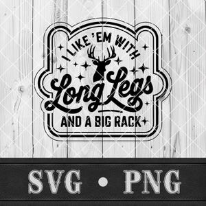 Peut inclure: Graphique noir et blanc avec le texte "I like 'em with Long Legs and a Big Rack" dans un cadre décoratif. Une silhouette de cerf avec des bois est au centre. Le texte "SVG • PNG" est en dessous.