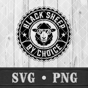 Puede incluir: Diseño gráfico en blanco y negro con una oveja con gafas de sol, rodeada por el texto "BLACK SHEEP BY CHOICE". Debajo, el texto "SVG • PNG". El diseño está sobre un fondo de vetas de madera clara.