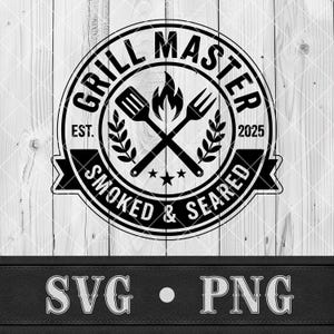Könnte beinhalten: Schwarz-weißes Grill Master-Design mit gekreuzten Spateln und Gabeln, Flammen und Lorbeerblättern. Das Design enthält den Text "GRILL MASTER", "SMOKED & SEARED" und "EST. 2025". Das Design befindet sich auf einem weißen Holzgrund.