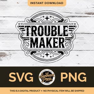 Puede incluir: Diseño digital en blanco y negro con las palabras "TROUBLE MAKER" en un marco decorativo. El diseño incluye los textos "SVG" y "PNG" y las palabras "DESCARGA INSTANTÁNEA". La parte inferior de la imagen indica "ESTE ES UN PRODUCTO DIGITAL - NO SE ENVIARÁ NINGÚN ARTÍCULO FÍSICO".