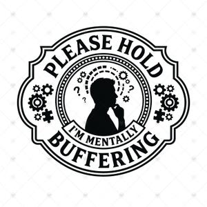 Peut inclure: Un design graphique circulaire en noir et blanc représentant la silhouette d'une personne réfléchissant, la main sur le menton. Le texte indique PLEASE HOLD et I'M MENTALLY BUFFERING, entouré de petites icônes d'engrenages et de points d'interrogation.