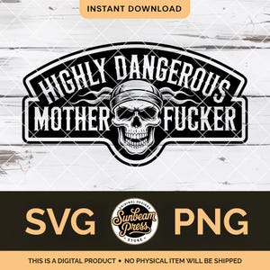 Könnte beinhalten: Schwarz-weißes digitales Design mit einem Totenkopf mit Bandana und dem Text "HIGHLY DANGEROUS MOTHER FUCKER". Das Design enthält auch die Wörter "SVG" und "PNG". Die Worte "SOFORT-DOWNLOAD" sind ebenfalls vorhanden.