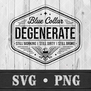 Op de afbeelding: Zwart-wit grafisch ontwerp met de tekst "Blue Collar Degenerate" in een schild, met een adelaarslogo. De tekst "Still Working | Still Dirty | Still Broke" is ook opgenomen. Onder de afbeelding staan de letters "SVG" en "PNG".