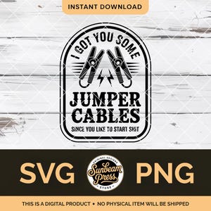 Könnte beinhalten: Schwarz-weißes Grafikdesign mit dem Text "I GOT YOU SOME JUMPER CABLES SINCE YOU LIKE TO START SHIT". Das Design beinhaltet Starthilfekabelklemmen und Blitze. Die Wörter "SVG" und "PNG" sind ebenfalls vorhanden.