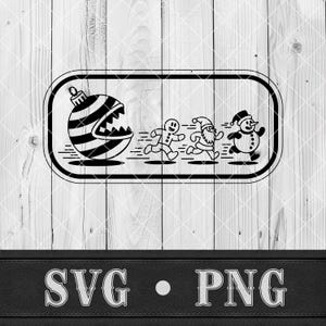 以下が含まれることがあります： 大きな口を持つクリスマスオーナメントが、ジンジャーブレッドマン、サンタクロース、雪だるまを追いかける白黒グラフィック。 画像は長方形のフレーム内にあり、下部に「SVG • PNG」というテキストがあります。