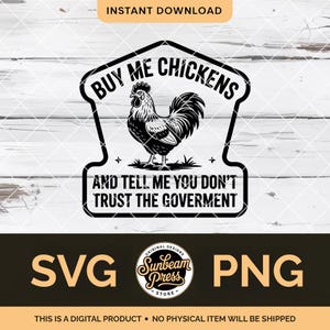 Puede incluir: Diseño digital en blanco y negro con una ilustración de un gallo dentro de un marco en forma de escudo. El texto dice "CÓMPRAME POLLOS Y DIME QUE NO CONFÍAS EN EL GOBIERNO". Incluye etiquetas de tipo de archivo "SVG" y "PNG".