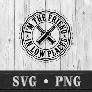 Peut inclure: Graphique noir et blanc avec le texte "I'M THE FRIEND IN LOW PLACES" entourant deux bouteilles croisées. Le design est sur un fond en bois clair avec le texte "SVG • PNG" en bas.