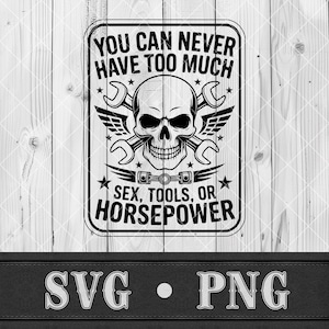 Könnte beinhalten: Schwarz-weißes Grafikdesign mit einem Totenkopf, Schraubenschlüsseln, Flügeln und dem Text "YOU CAN NEVER HAVE TOO MUCH SEX, TOOLS, OR HORSEPOWER." Das Design befindet sich auf einem rechteckigen Schild mit "SVG • PNG" unten.