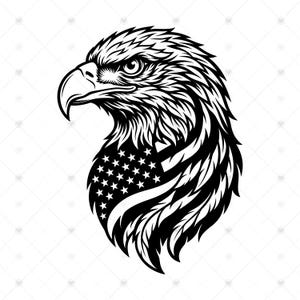 Puede incluir: Una ilustración gráfica en blanco y negro de una cabeza de águila calva de perfil. El águila presenta texturas de plumas detalladas y un pico afilado. La parte inferior del cuello del águila está integrada con un patrón de estrellas y rayas.