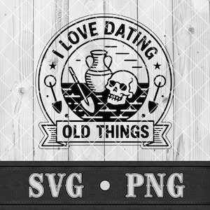 Può includere: Design grafico in bianco e nero con il testo "I Love Dating Old Things" in un emblema circolare. L'emblema presenta un teschio, un vaso e delle pale. Sotto l'emblema c'è il testo "OLD THINGS" in uno striscione. La parte inferiore dell'immagine ha il testo "SVG • PNG".