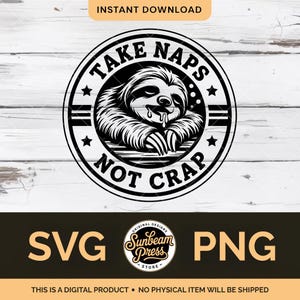 Może przedstawiać: Czarno-biały projekt cyfrowy przedstawiający leniwca z napisem "TAKE NAPS NOT CRAP" w okrągłym wzorze. Projekt zawiera gwiazdy i linie. Na dole obrazu znajduje się tekst "SVG" i "PNG".