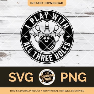 Puede incluir: Gráfico en blanco y negro con temática de bolos con el texto "I PLAY WITH ALL THREE HOLES" en un diseño circular. La imagen incluye una bola de bolos y bolos. Debajo del diseño están las letras "SVG" y "PNG".