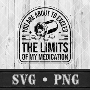 Może przedstawiać: Czarno-biała grafika przedstawiająca butelkę z pigułkami, z której wypadają pigułki, oraz tekst "YOU ARE ABOUT TO EXCEED THE LIMITS OF MY MEDICATION." Poniżej znajduje się "SVG • PNG".