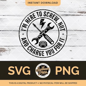 Puede incluir: Diseño gráfico en blanco y negro con una llave inglesa, un destornillador y un perno dentro de un círculo con el texto "I'M HERE TO SCREW, NUT AND CHARGE YOU FOR IT." Debajo, las letras "SVG" y "PNG". La imagen también incluye el texto "INSTANT DOWNLOAD".