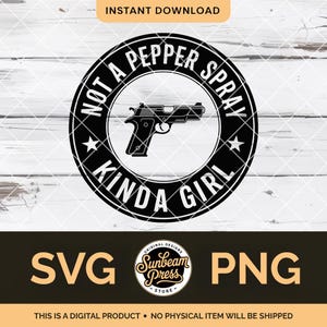 Könnte beinhalten: Schwarz-weißes Grafikdesign mit dem Text "NOT A PEPPER SPRAY KINDA GIRL" in einem Kreis, mit einer Pistole in der Mitte. Das Design enthält auch die Wörter "SVG" und "PNG".