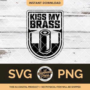 Può includere: Design digitale in bianco e nero con la scritta "KISS MY BRASS" sopra un'illustrazione di un bossolo. Il design include le parole "SVG" e "PNG" e il testo "THIS IS A DIGITAL PRODUCT - NO PHYSICAL ITEM WILL BE SHIPPED".