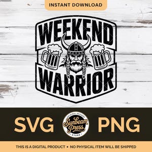 Peut inclure: Design numérique noir et blanc avec le texte « WEEKEND WARRIOR », une illustration de Viking et des chopes de bière. Inclut les options de fichiers SVG et PNG. Le design est de Sunbeam Press.