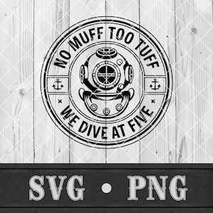 以下が含まれることがあります： ヴィンテージの潜水ヘルメットのイラストが描かれた、白黒の円形グラフィック。ヘルメットの周りには「NO MUFF TOO TUFF WE DIVE AT FIVE」というテキスト。両側に2つのアンカーがあります。「SVG • PNG」の下。
