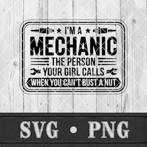 Puede incluir: Cartel en blanco y negro con el texto "I'M A MECHANIC THE PERSON YOUR GIRL CALLS WHEN YOU CAN'T BUST A NUT". El cartel tiene un borde negro y está sobre un fondo de madera blanca. Debajo del cartel están las letras "SVG • PNG".