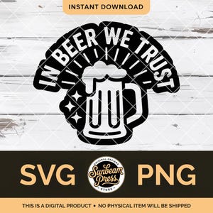 Peut inclure: Conception numérique en noir et blanc avec le texte "IN BEER WE TRUST" entourant un dessin de chope de bière. Le design comprend les mots "SVG" et "PNG" et le texte "THIS IS A DIGITAL PRODUCT - NO PHYSICAL ITEM WILL BE SHIPPED".