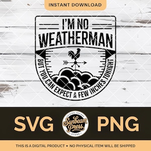 Può includere: Design digitale in bianco e nero con la scritta "I'M NO WEATHERMAN BUT YOU CAN EXPECT A FEW INCHES TONIGHT". Il design include una banderuola, nuvole e un gallo. Disponibile nei formati SVG e PNG.