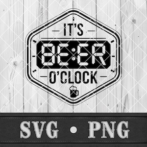 Puede incluir: Diseño de reloj digital en blanco y negro con las palabras "IT'S BEER O'CLOCK" en forma de hexágono. Un pequeño icono de jarra de cerveza en la parte inferior. El fondo es un patrón de vetas de madera clara. Debajo, las letras "SVG • PNG".