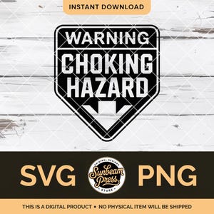 Può includere: Design digitale in bianco e nero con le parole "WARNING CHOKING HAZARD" all'interno di uno scudo. Il design include anche i testi "SVG" e "PNG" con il logo Sunbeam Press Store. Le parole "DOWNLOAD IMMEDIATO" sono in alto.