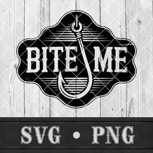 Op de afbeelding: Zwart-wit grafisch ontwerp met een vishaak en de woorden "BITE ME" in een decoratief kader. De letters "SVG" en "PNG" staan eronder. De achtergrond is een licht houten patroon.