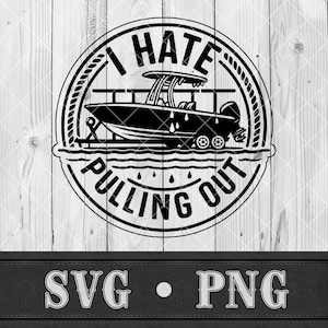 Könnte beinhalten: Schwarz-weiß Grafikdesign mit einem Boot und dem Text "I HATE PULLING OUT" in einem kreisförmigen Design. Das Bild enthält den Text "SVG • PNG" am unteren Rand, vor einem Holzmaserungshintergrund.