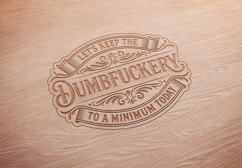 Puede incluir: Un letrero de madera con la frase "LET'S KEEP THE DUMBFUCKERTY TO A MINIMUM TODAY" en un dise&ntilde;o decorativo de estilo vintage. El texto est&aacute; tallado en la madera, con un color marr&oacute;n claro.