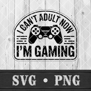 Puede incluir: Diseño gráfico en blanco y negro con el texto "I CAN'T ADULT NOW I'M GAMING" en un diseño circular con un mando de juego en el centro. Debajo, las letras "SVG • PNG". El fondo es de vetas de madera clara.