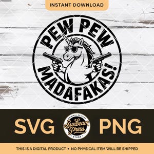 Op de afbeelding: Zwart-wit grafisch ontwerp met een eenhoorn met een zonnebril en twee pistolen, met de woorden "PEW PEW MADAFAKAS!" in een cirkelvormig ontwerp. De afbeelding bevat ook de teksten "SVG" en "PNG".