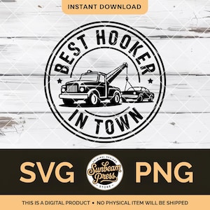 Può includere: Grafica in bianco e nero di un carro attrezzi che traina un'auto, circondata dal testo "BEST HOOKER IN TOWN". Il design include le parole "SVG" e "PNG", con "INSTANT DOWNLOAD" in alto. Il testo in basso recita "THIS IS A DIGITAL PRODUCT - NO PHYSICAL ITEM WILL BE SHIPPED."
